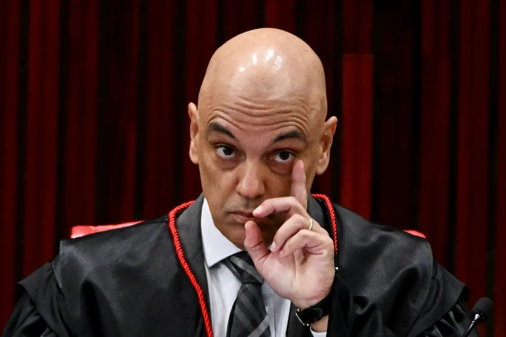 Alexandre de Moraes rejeitou pedido da defesa de Bolsonaro que visava anular delação de Mauro Cid