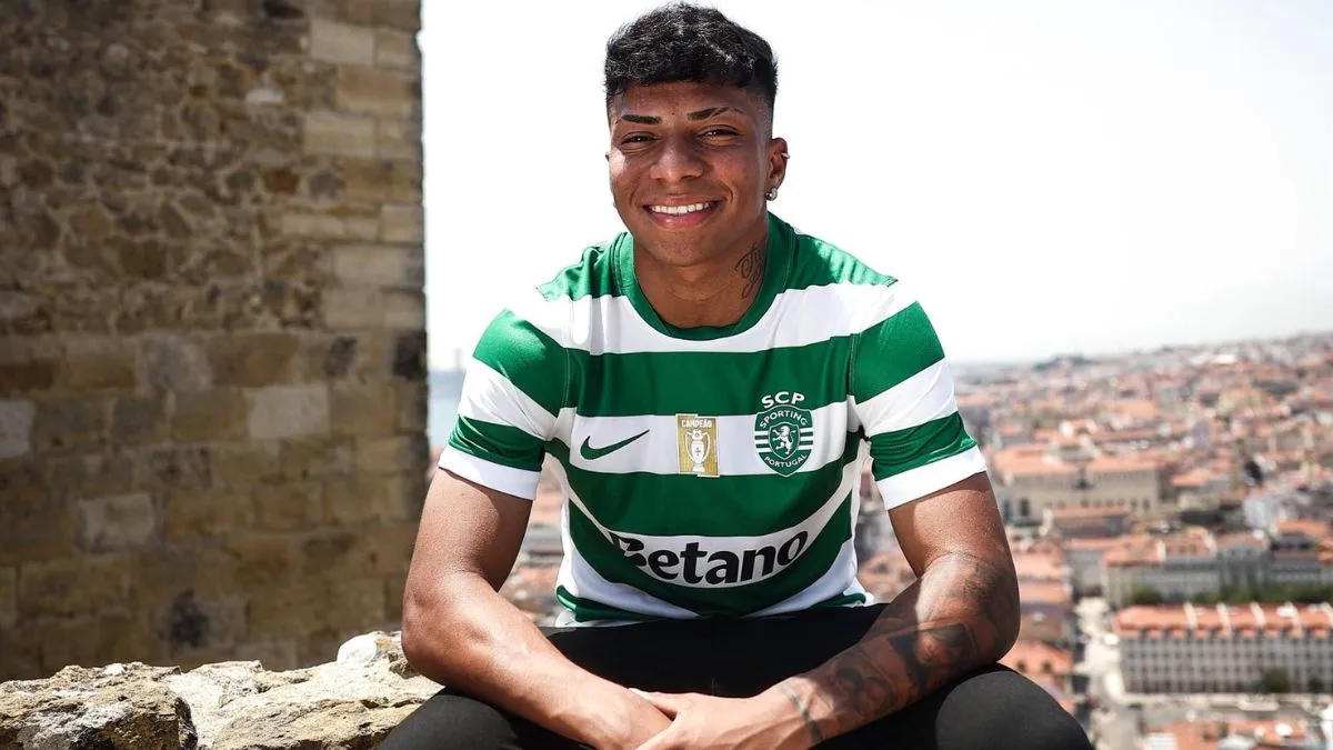 Alisson Santos é o novo reforço do Sporting, de Portugal. O atacante de 22 anos, ex-Vitória, assinou até 2030. Venda rendeu R$ 13 milhões ao clube baiano.
