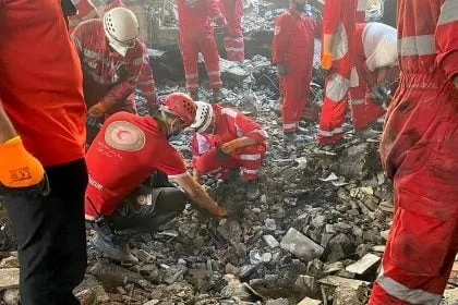 Equipe de resgate busca sobreviventes em destroços após um a todos