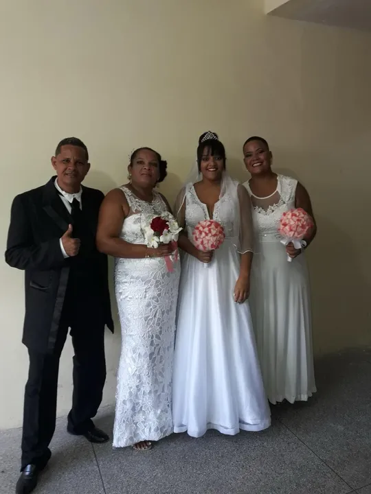 (esq.) Sandro, Celidalva, Janice e Angélica oficializaram a união civil no mesmo dia