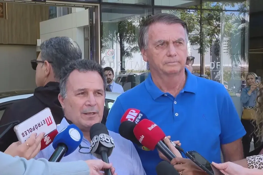 Cláudio Birolini e Jair Bolsonaro em entrevista após saída do ex-presidente de hospital