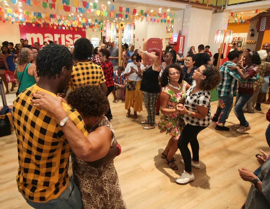 Forró virou um 'negoção', conforme disse o secretário de Turismo do Estado, Maurício Bacelar

Shoppings investem em programação junina com shows, aulas de forró, exposições de produtos típicos para aquecer as vendas. Nesta quinta-feira, tem shows e aula de dança no Center Lapa e show da banda Cacau com Leite, no Arraiá do Coração do Shopping Piedade. 

Na foto:o público dançou e assistiu um lindo show da tradicional banda de forró cacau com leite no shopping center lapa. 

Foto:Denisse Salazar /AG. A TARDE
Data: 01/06/2023