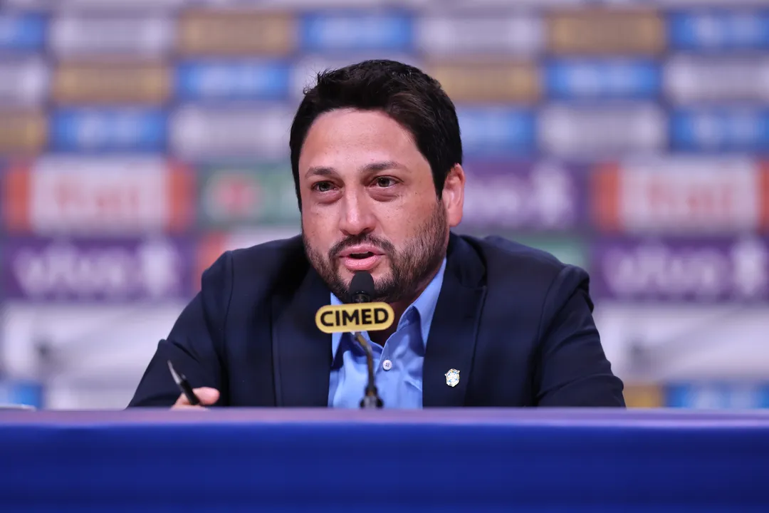 Técnico Arthur Elias durante a convicação da Seleção Brasileira Feminina