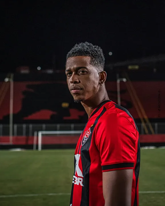 Mesmo fora dos planos da comissão técnica, Carlinhos quer permanecer no Vitória