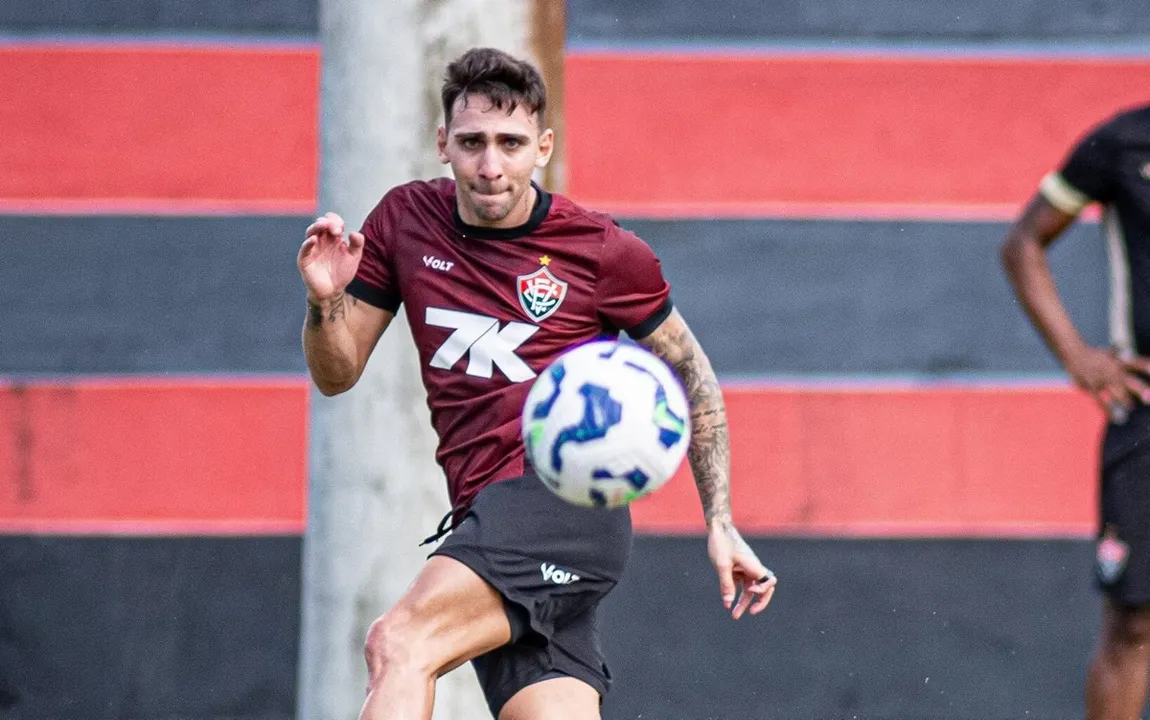 Gustavo Mosquito durante treinamento do Vitória