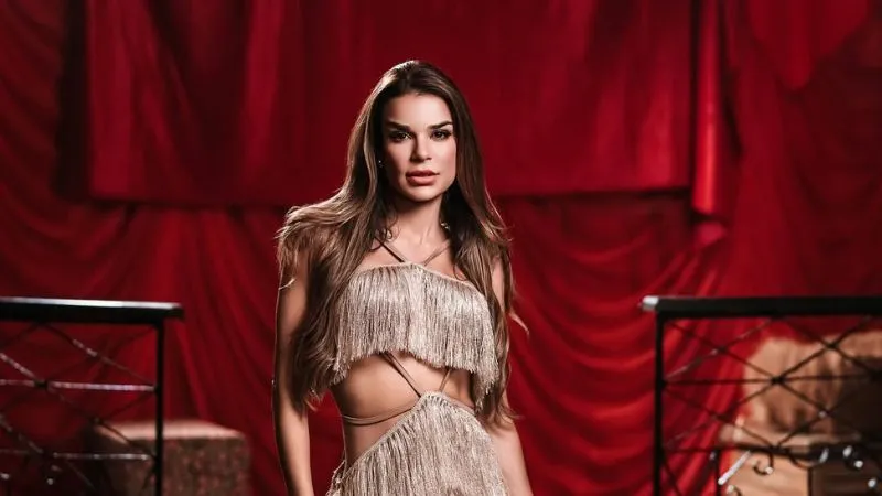 Mari Antunes, vocalista da banda Babado Novo