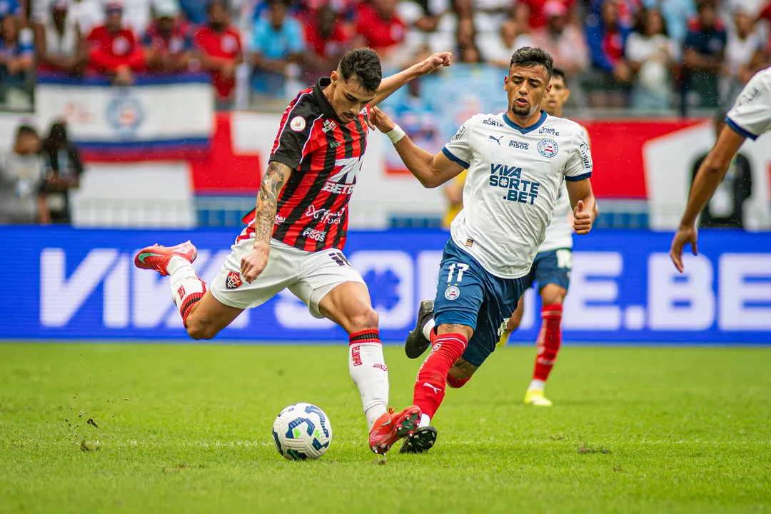 Claudinho e Lucho durante o último clássico Ba-Vi