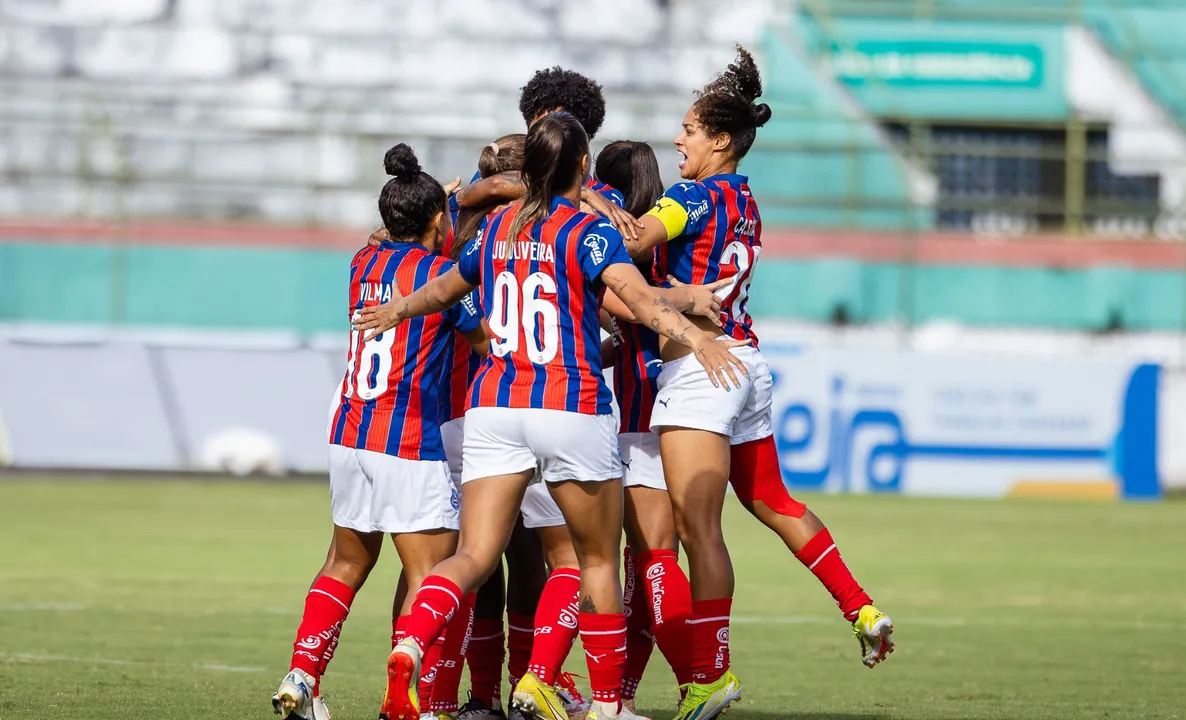 Equipe feminina do Bahia celebrando gol
