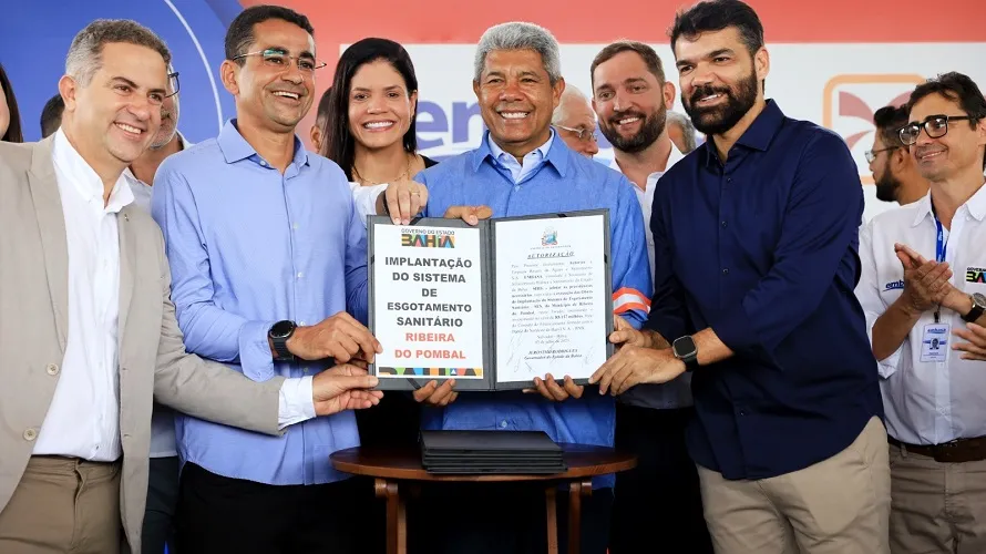 Além de Jerônimo, ato de assinatura contou com presença de outros gestores