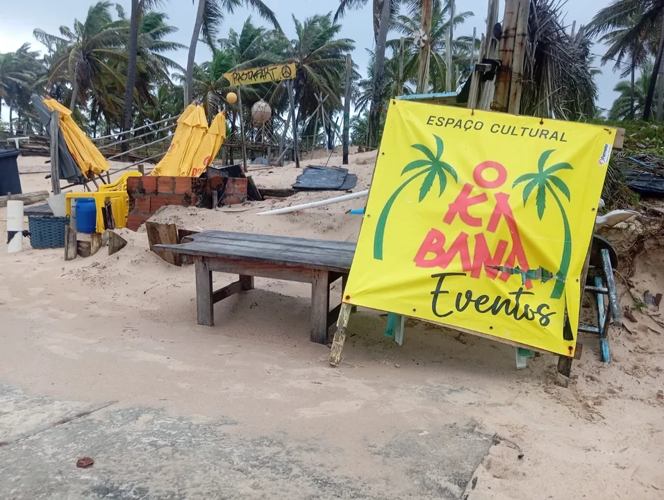 Um banner rasgado, cadeiras, mesas e sombreiros amontoadados na areia. Tudo o que sobrou do espaço que funcionou por 25 anos