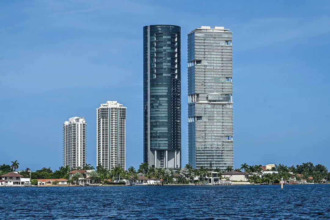 O luxuoso Porsche Design Tower se destaa por seu formato cilindrico à beira-mar de Miami