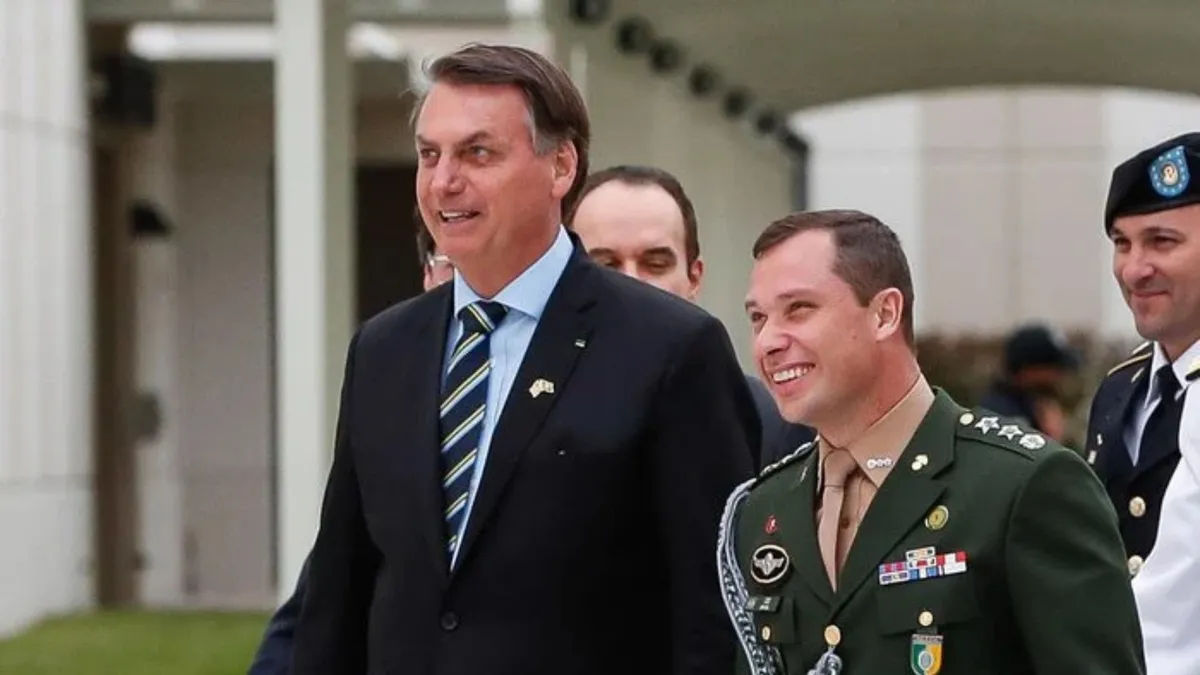 Mauro Cid ao lado do ex-presidente Jair Bolsonaro (PL)