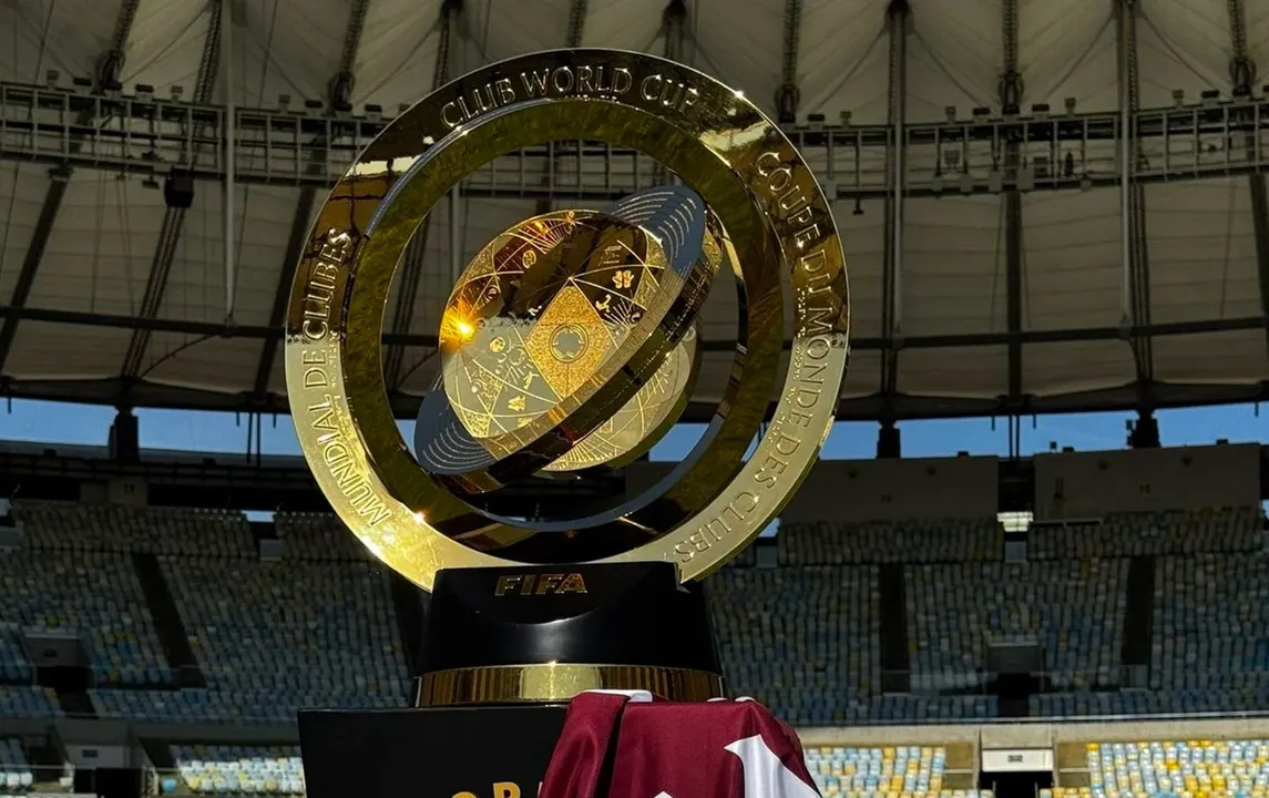 Taça do Mundial de Clubes da Fifa durante tour no Maracanã