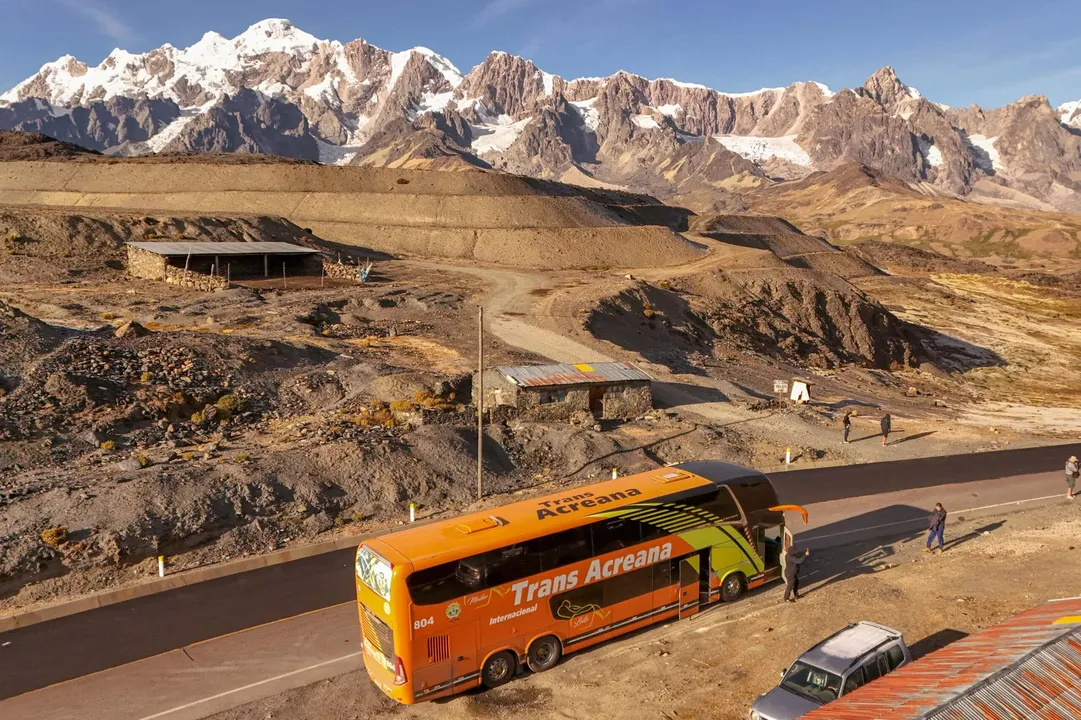 A maior viagem de ônibus do mundo é operada pela empresa TransAcreana