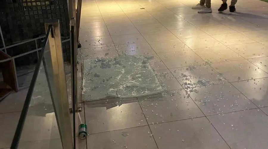 Vidro que separa o refeitório da área externa da universidade foi quebrado.