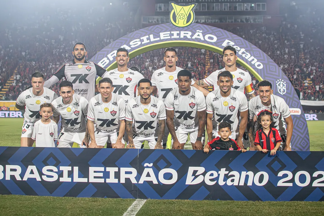 Time do Vitória perfilado antes da partida contra o Santos, pela rodada 11