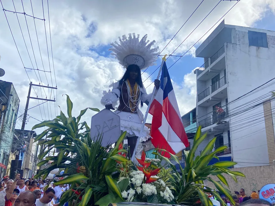 Cabocla e do Caboclo neste ano desfilam de branco.