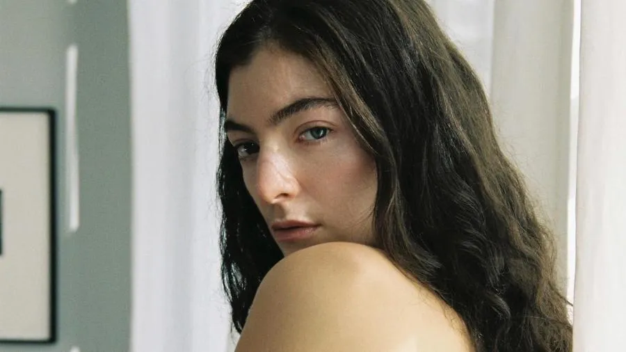 Cantora famosa usa foto da genitália em capa de álbum