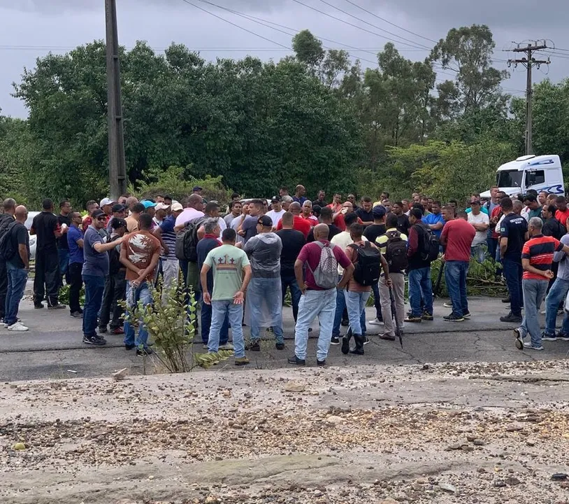 Trabalhadores com contratos suspensos se mobilizaram na porta da Caraíba metais para cobrar salários atrasados