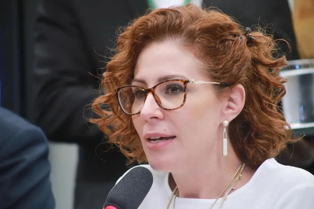 Imagem ilustrativa da imagem Carla Zambelli afirma que se entregará às autoridades italianas