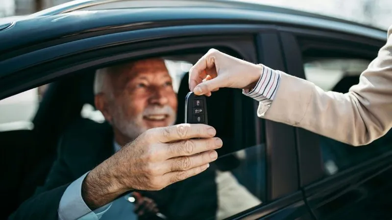 Nova lei quer garantir carros mais baratos para idosos