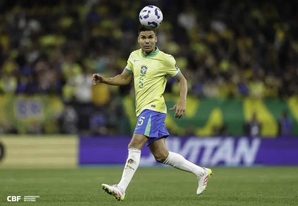 Casemiro em ação durante a partida contra o Paraguai