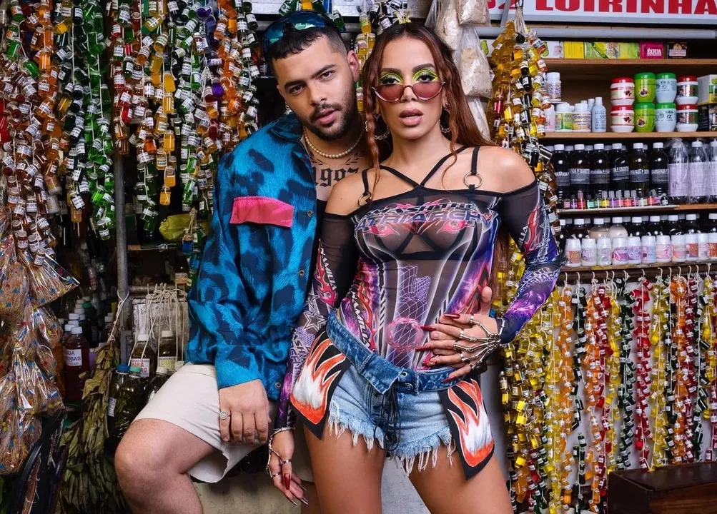 Imagem ilustrativa da imagem Com Pedro Sampaio, Anitta estreia no São João de Campina Grande