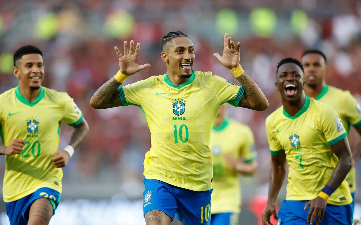 Raphinha está escalado como titular da Seleção Brasileira.