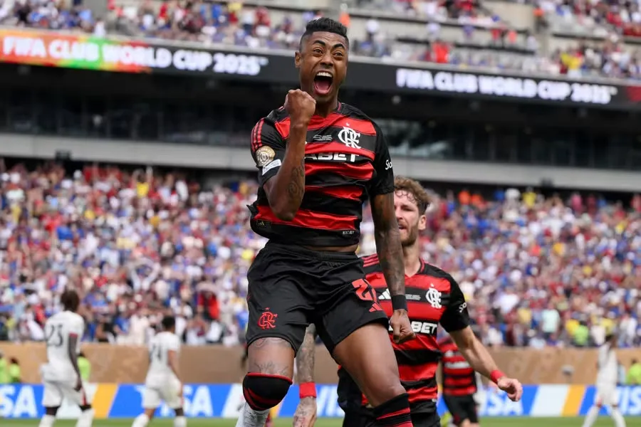 Bruno Henrique e Léo Pereira comemoram gol