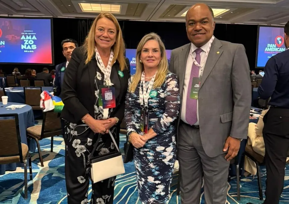 Fabíola Mansur, Ivana Bastos e Samuel Júnior em evento nos EUA