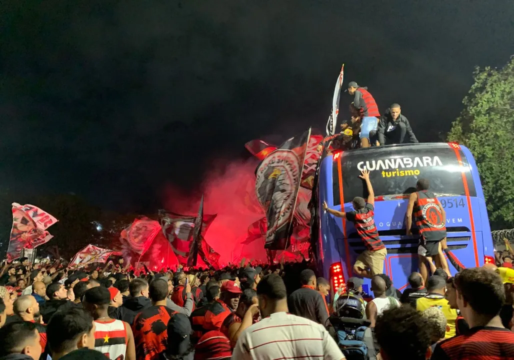 Torcedores do Flamengo durante o embarque do clube para o Mundial da Fifa nos EUA