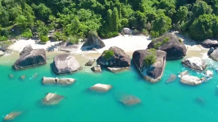 Praia próxima à Usina Nuclear de Angra dos Reis