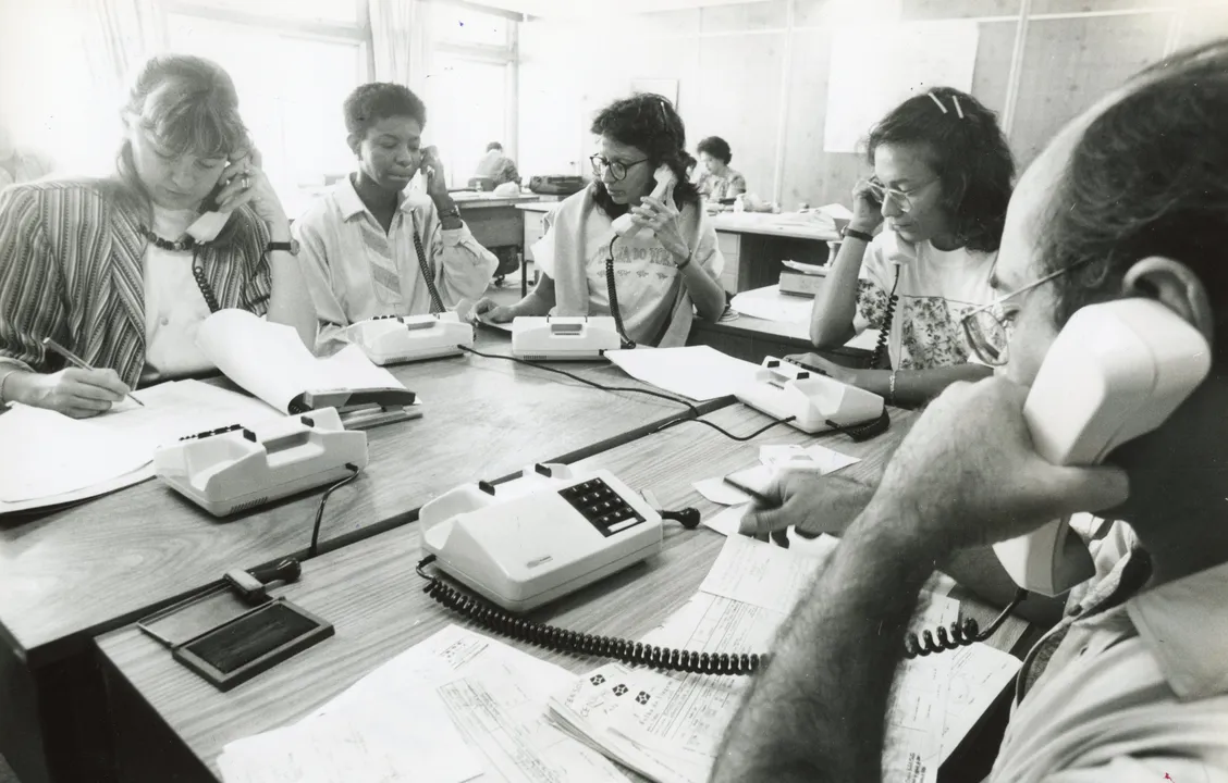 Equipe de recenseadores fazem entrevistas por telefone durante o Censo