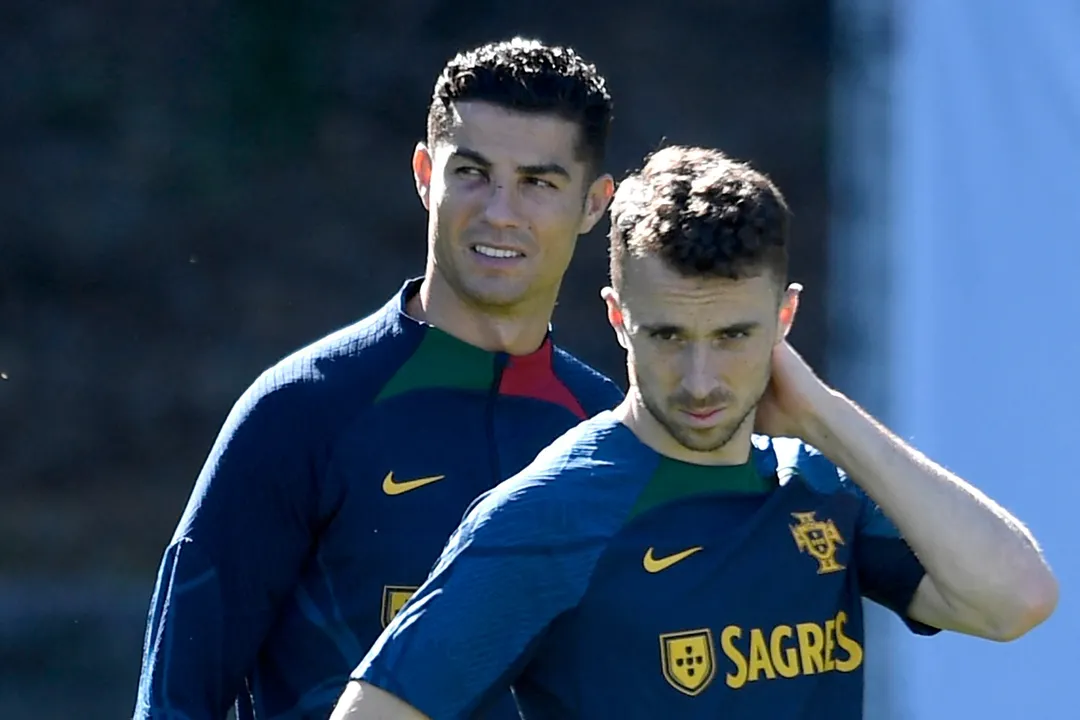 Cristiano Ronaldo e Diogo Jota durante treino pela seleção de Portugal