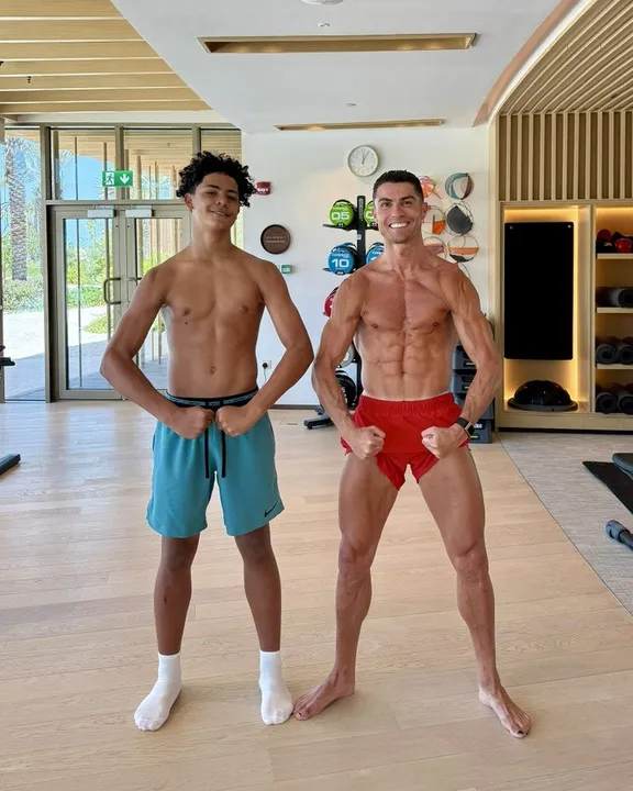 Cristiano Ronaldo ao lado do filho