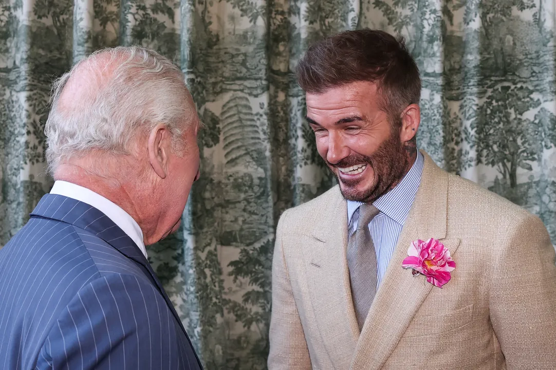 Rei Charles III com o jogador David Beckham