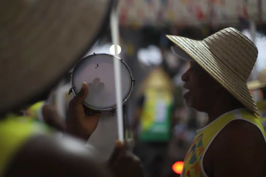Músicos da banda "Leva eu" durante show no final de linha do Garcia