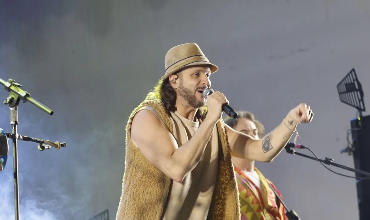 Banda fez o público cantar em coro e dançar sem parar
