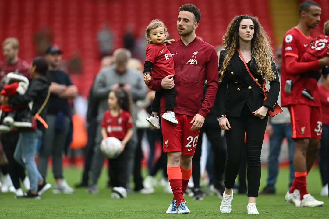 Atacante do Liverpool e da seleção de Portugal, Diogo Jota, morre aos 28 anos após acidente trágico na Espanha. Irmão André Silva também faleceu.