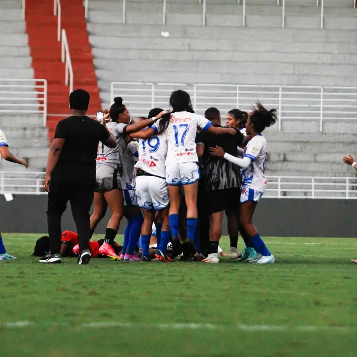 Elenco do Doce Mel celebra acesso histórico  à Série A2 do Brasileiro Feminino
