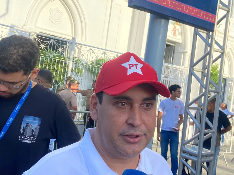 Éden Valadares durante sai em defesa de Lula