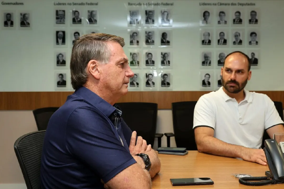 Jair Bolsonaro e Eduardo Bolsonaro reunidos