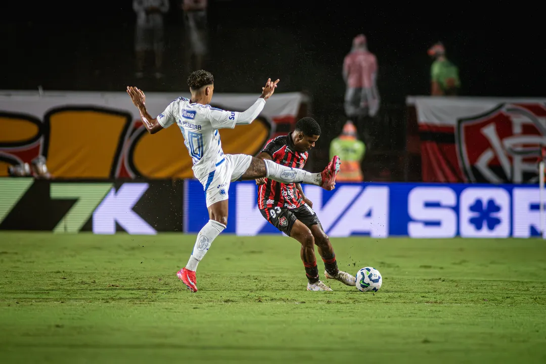 Jamerson em ação contra o Cruzeiro antes de sofrer a grave lesão no tornozelo direito