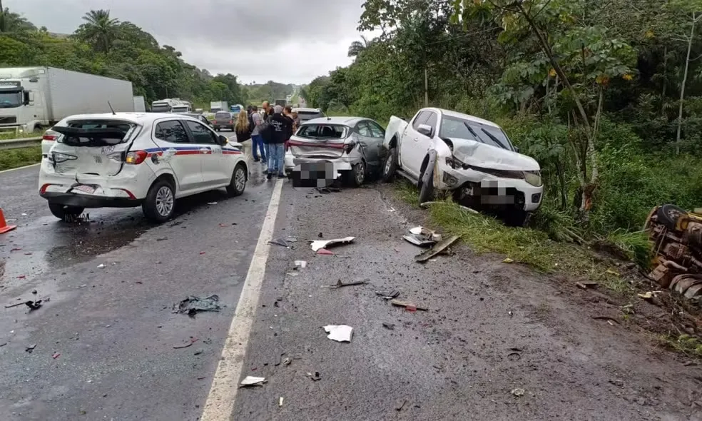 Segundo informações da PRF, apenas o motorista do caminhão teve ferimentos leve