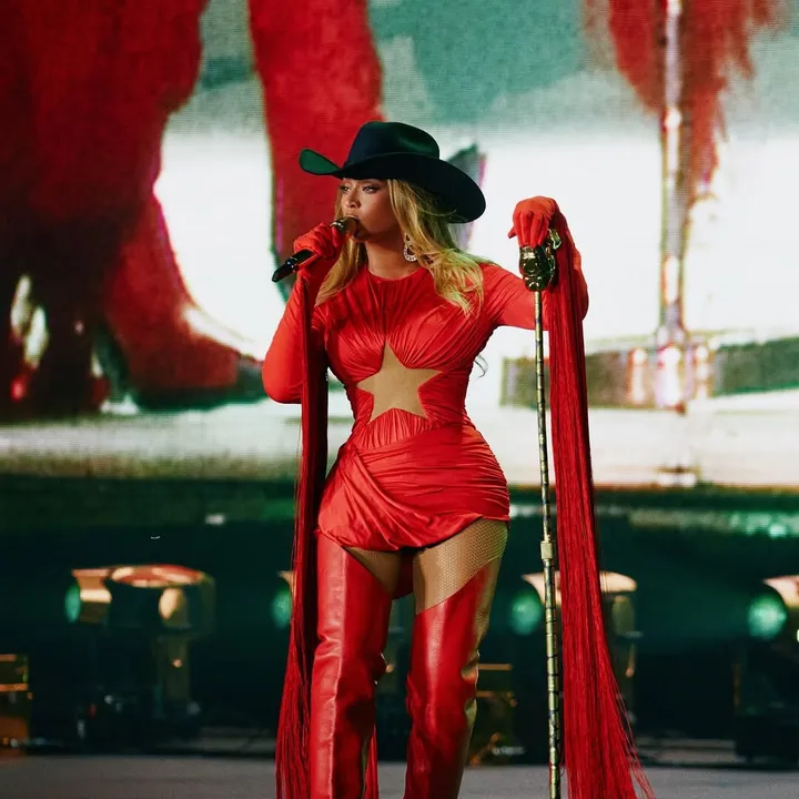 Imagem ilustrativa da imagem Falha técnica em carro deixa Beyoncé suspensa no ar durante show; veja