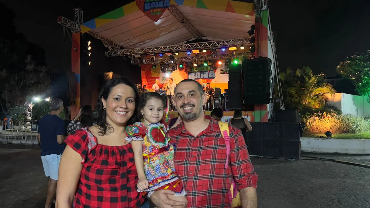Baiana Marcela curte a festa ao lado de sua filha