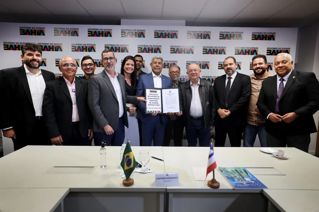 Jerônimo e José Ronaldo assinaram a renovação do contrato de concessão da Embasa com Feira de Santana