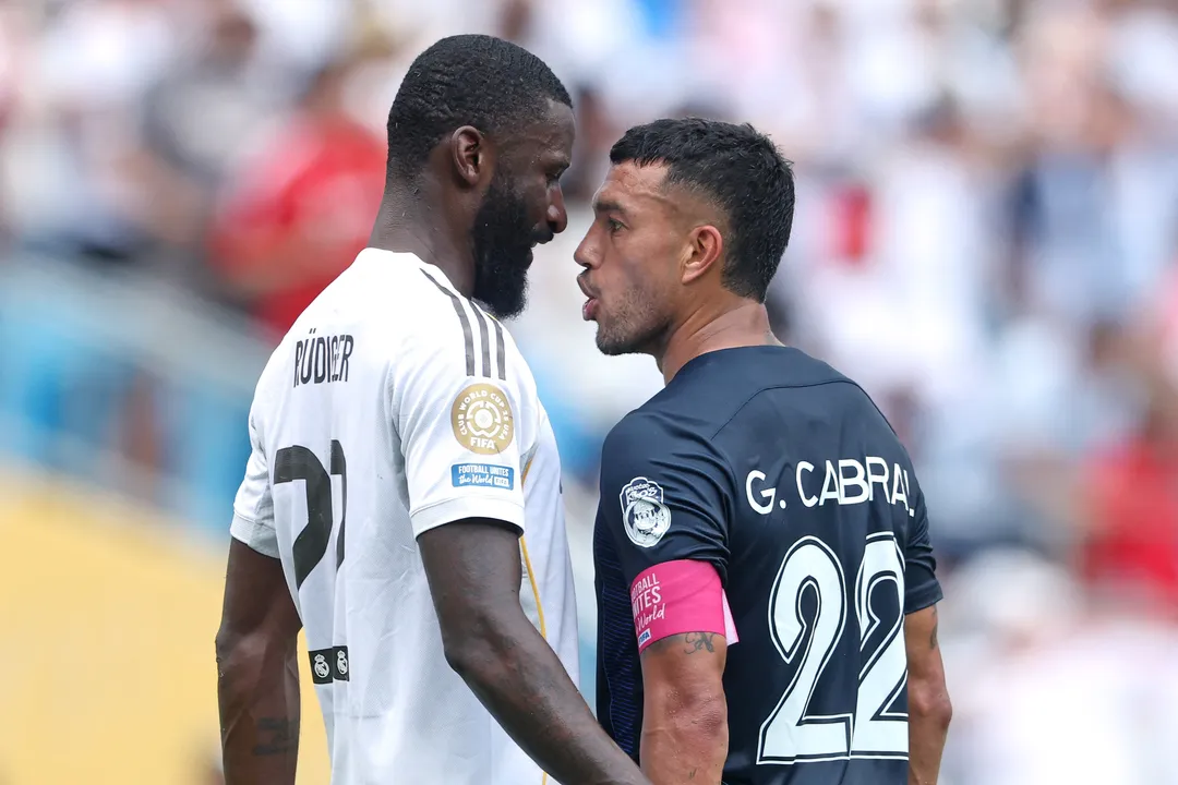 Rüdiger e Gustavo Cabral em embate na Copa do Mundo de Clubes da Fifa