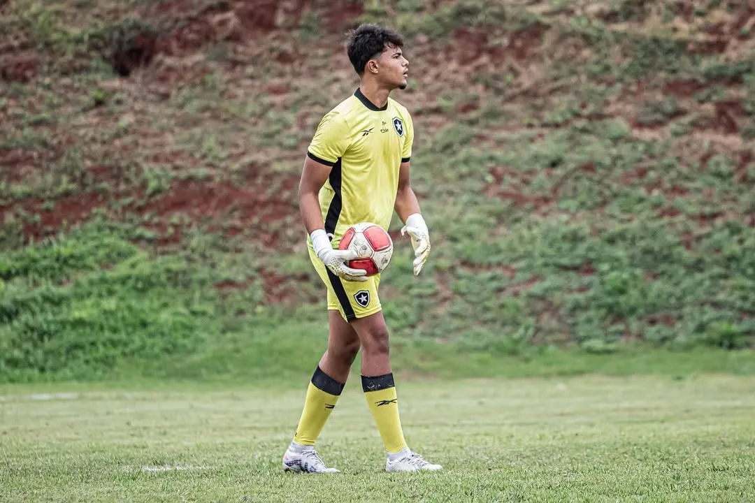 Bruninho Samudio em ação com a camisa do time Sub-15 do Botafogo