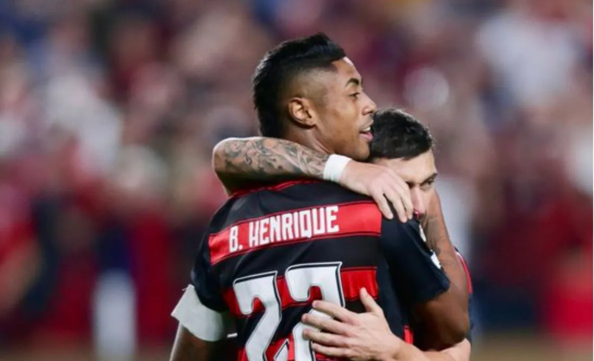 Bruno Henrique e Arrascaeta, jogadores do Flamengo